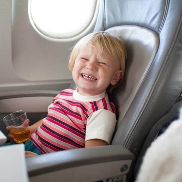 Чем занять ребенка в самолете: 10 действенных способов