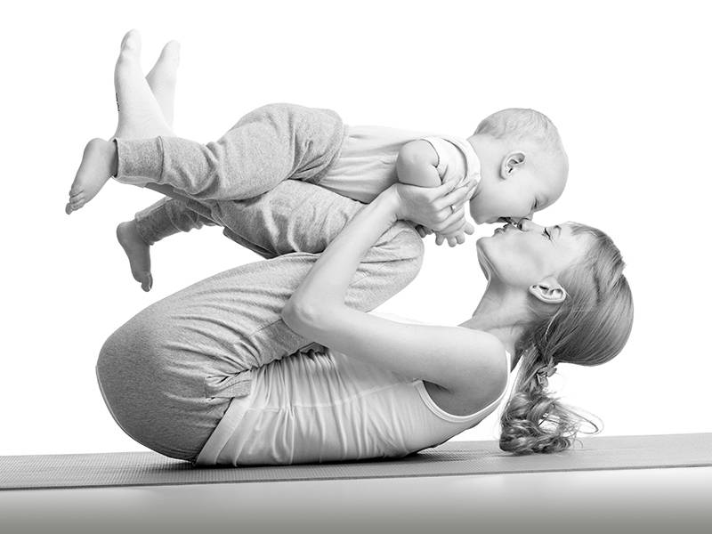 Упражнения с ребенком на руках — фитнес для мам с детьми