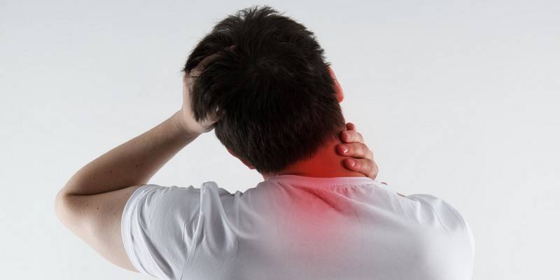 Боль в шее сзади: причины, симптомы и методы лечения