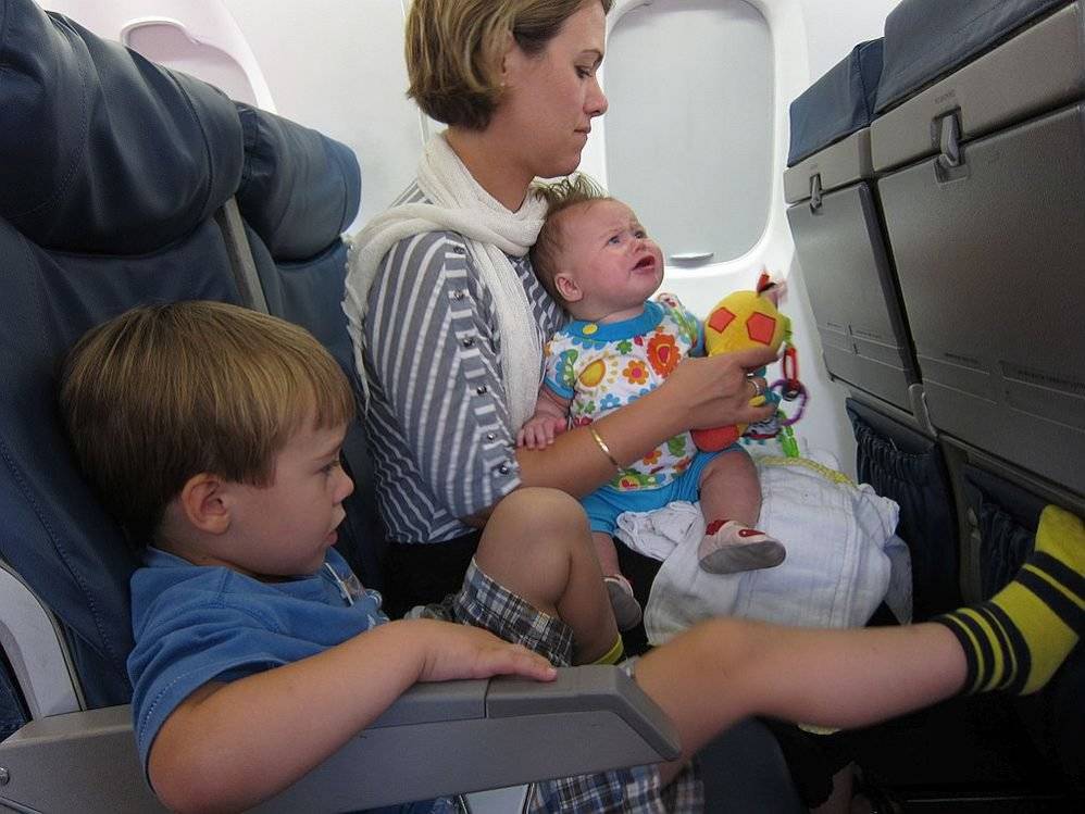 Полет с маленькими детьми и грудничками: подготовка, полезные советы