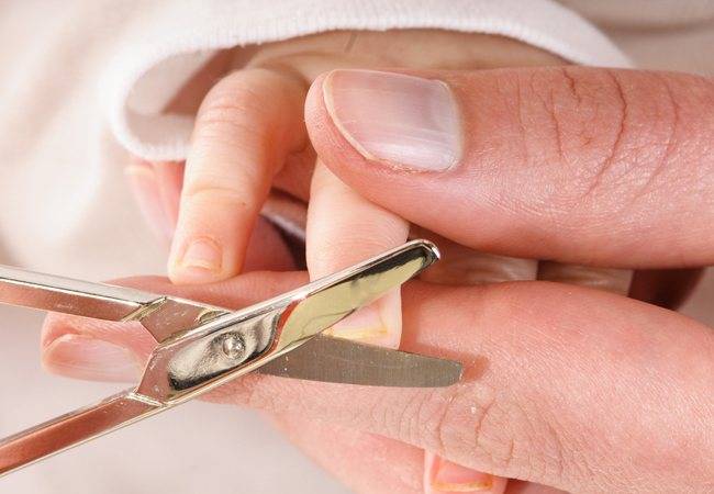 Чем стричь ногти новорожденному малышу? когда и как правильно стричь ногти на руках и ногах новорожденному ребенку? как часто нужно стричь ногти ребенку до года? можно ли стричь ногти спящему ребенку?