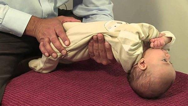 Ребенок 6 месяцев выгибает спину и запрокидывает голову