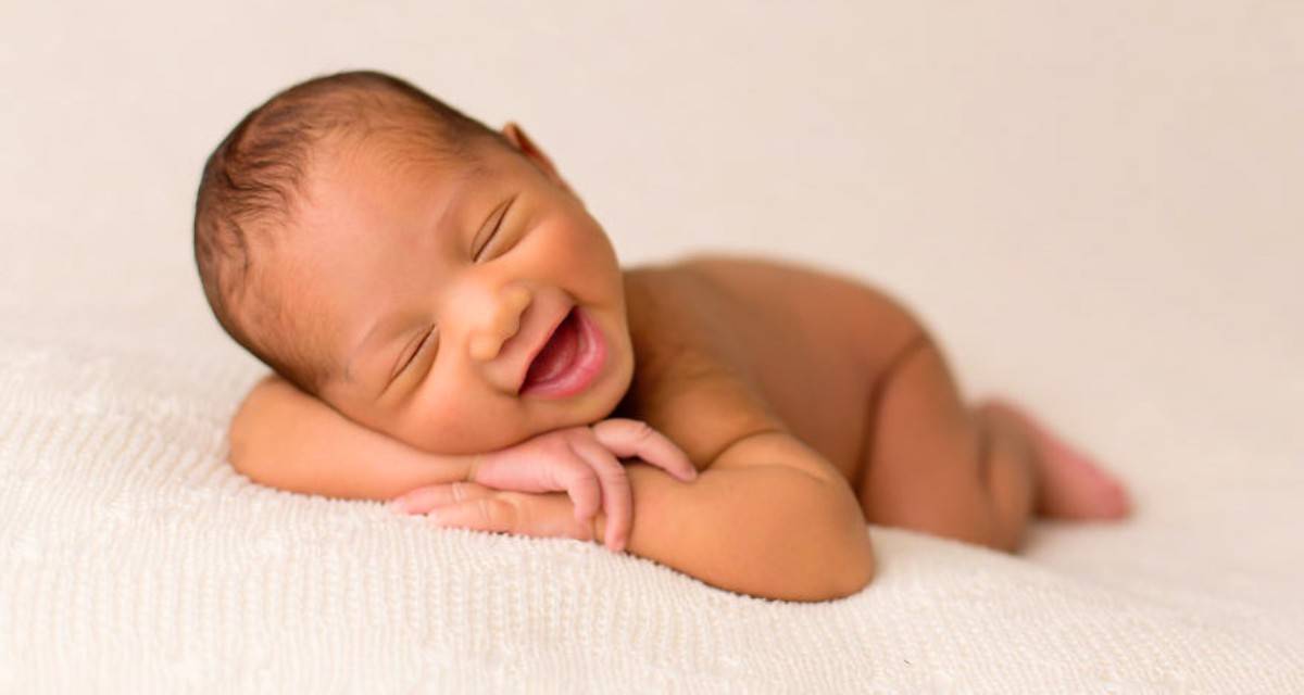 Когда новорожденный ребенок начинает осознанно улыбаться в голос и как ускорить появление смеха