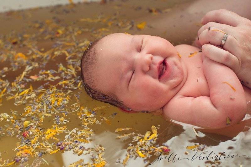 Травы для купания новорожденного: всё, что вам нужно знать