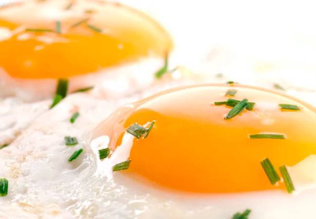 Можно ли яйца при грудном вскармливании (перепелиные, куриные, вареные, жареные, в виде яичницы и омлета) в первый месяц жизни малыша и позже, будет ли аллергия у грудничка