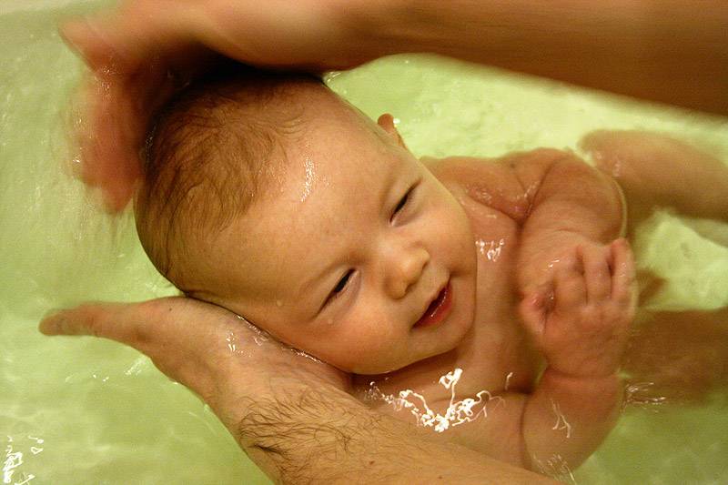 Купание новорожденного в ванне с ромашкой: можно ли, как заварить и развести, сколько