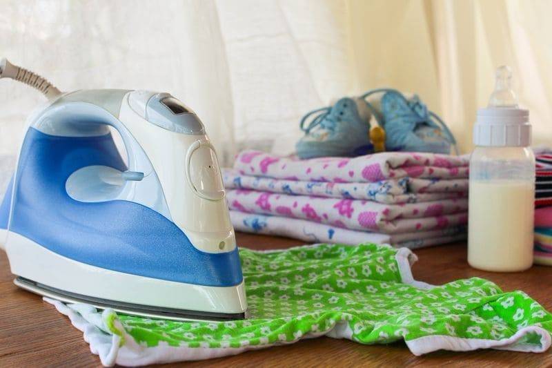 Как гладить детские вещи для новорожденных и обязательно ли это