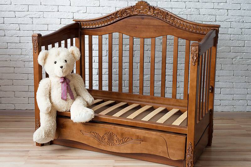 Выбираем кроватку для новорождённого: на что обратить внимание