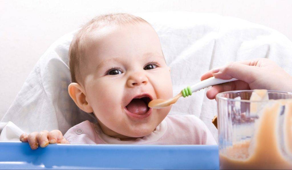 Прикорм ребенка. как вводить первый прикорм? с какого месяца начинать прикорм?