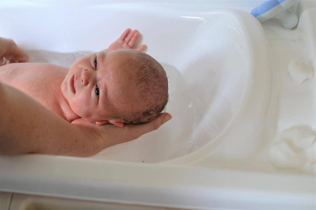 Какая вода нужна новорожденному ребенку для купания: нужно ли кипятить