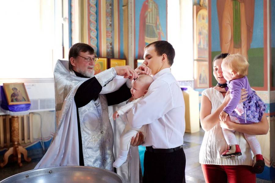 Могут ли быть крестными муж и жена, кого можно брать восприемником: суеверия и традиции