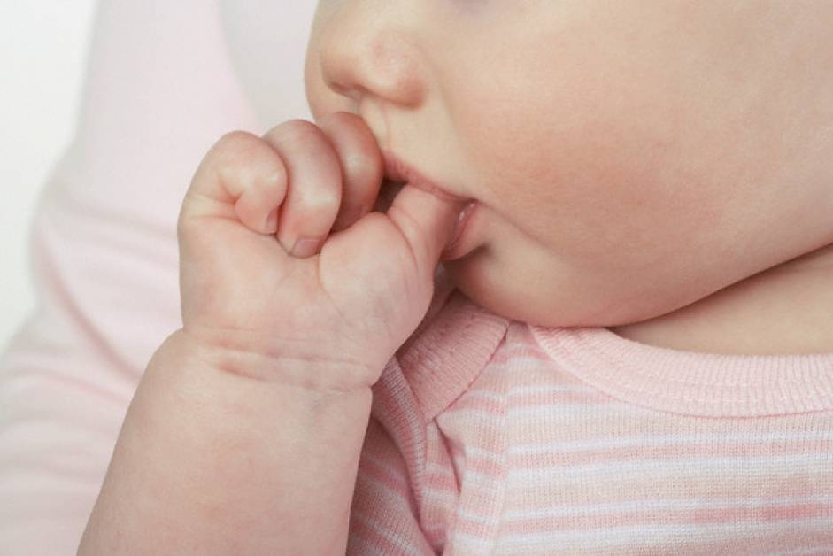 Ребенок-пылесос: почему малыш тащит в рот все подряд и как его от этого отучить?