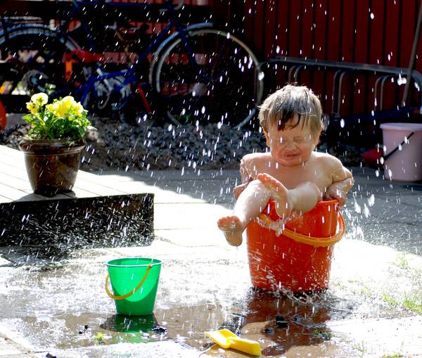 Жара 2010: 10 советов как помочь ребенку в условиях аномальной жары.