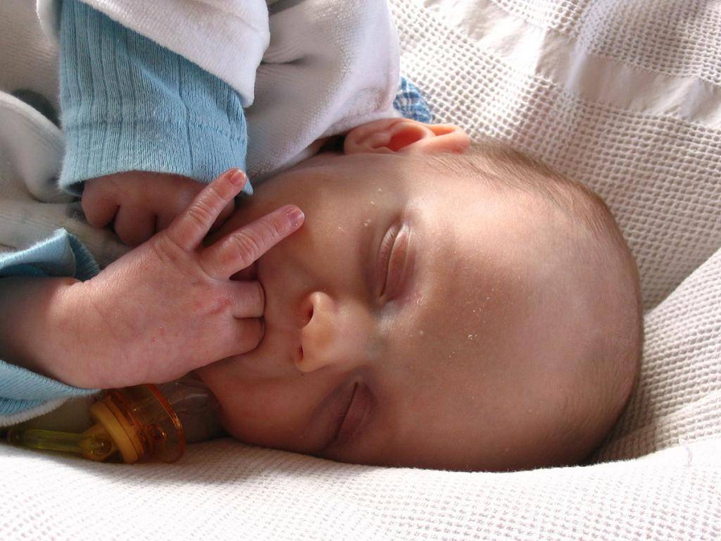 Основные причины, по которым малыш сосет палец. стоит ли отучать и как это сделать?