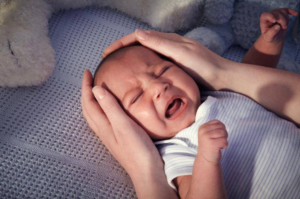 Ребенок плачет во сне: почему всхлипывает или кричит, резко начинает плакать, разговаривает во сне и плачет, дергает ногами, вздрагивает и выгибается, стонет