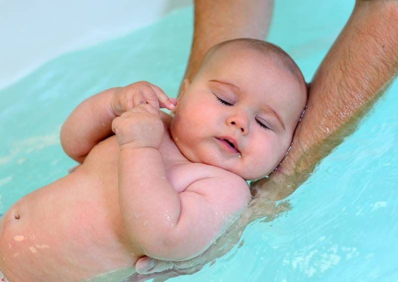 Водные процедуры для младенца по науке. сколько раз в неделю можно купать новорожденного?