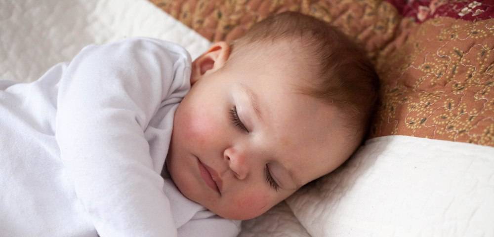Ребенок спит с открытыми глазами или открывает во сне — норма или патология?