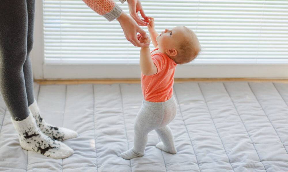 Как научить ребенка вставать на ножки, стоять без опоры: упражнения от 6 месяцев