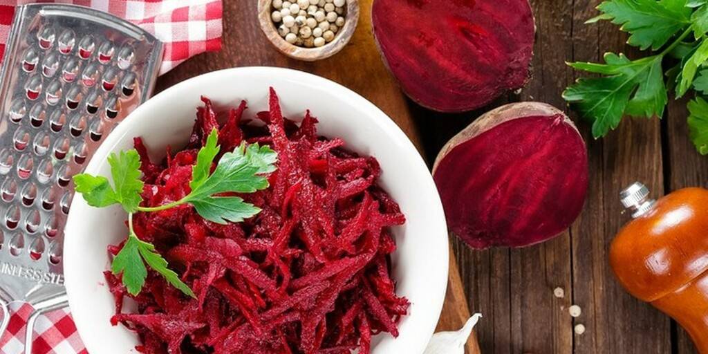 Введение в рацион кормящей мамы вареной и сырой красной свеклы (буряка): рецепты сока, салата с чесноком и борща