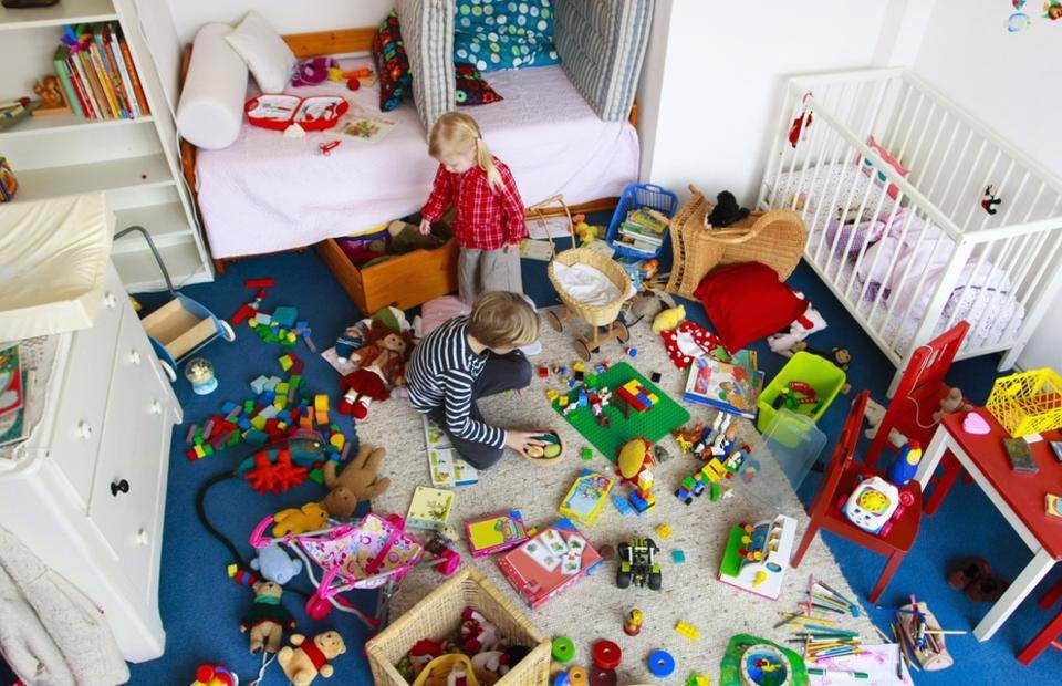 Как приучить ребенка убирать за собой игрушки?