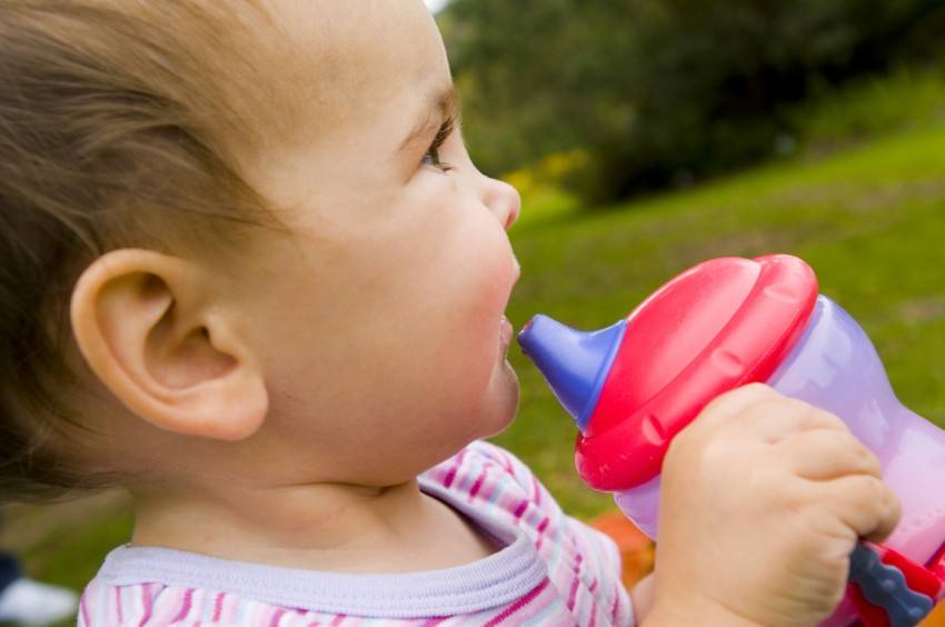 Как отучить ребенка от бутылочки | как научить ребенка пить из кружки