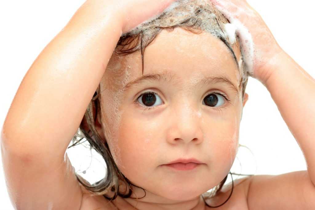 Что делать, если ребенок боится мыть голову