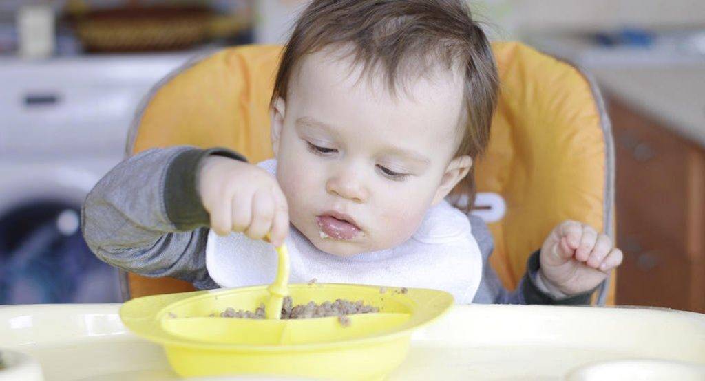 Как научить ребенка самостоятельно есть ложкой? как приучить его кушать самому? как правильно учить держать ложку?