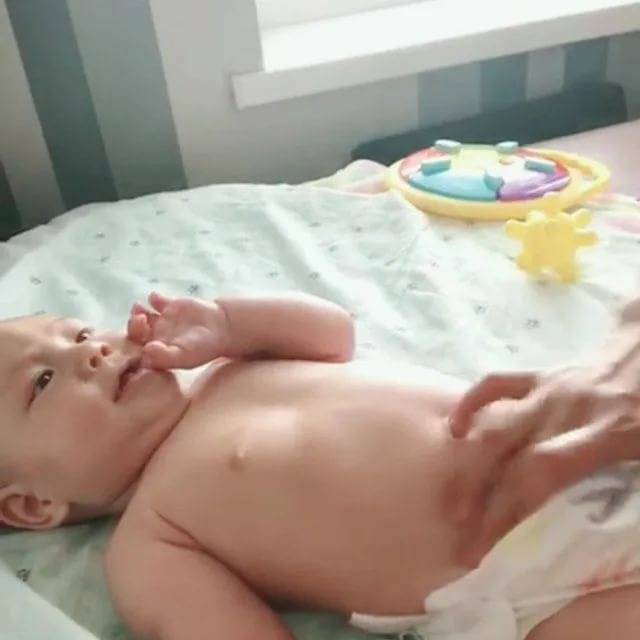 Массаж против пупочной грыжи у новорожденных видео комаровский