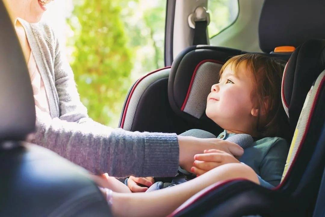 Правило безопасности детей езда в автомобили