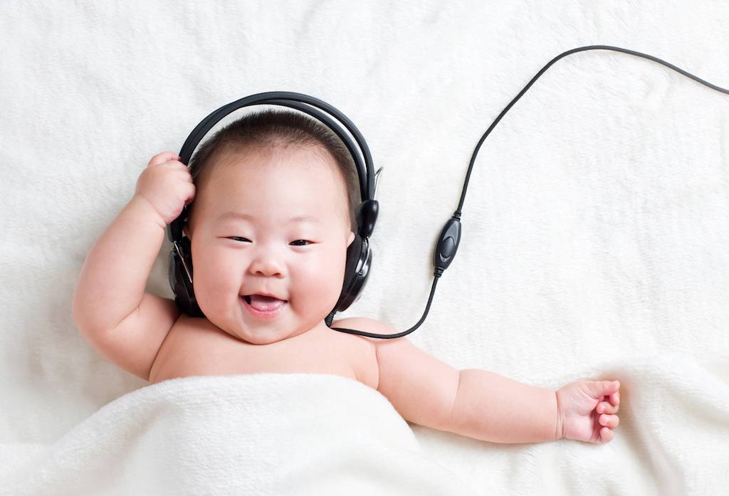 Какая музыка полезна новорожденным: правила выбора произведений