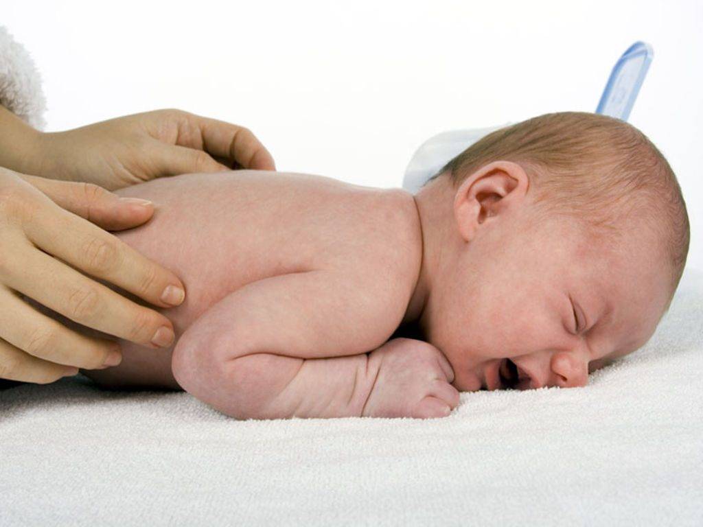Как правильно выкладывать новорожденного на живот: техника, важность (фото и видео)