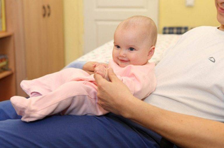 Во сколько месяцев ребенок начинает держать голову: особенности развития грудничка
