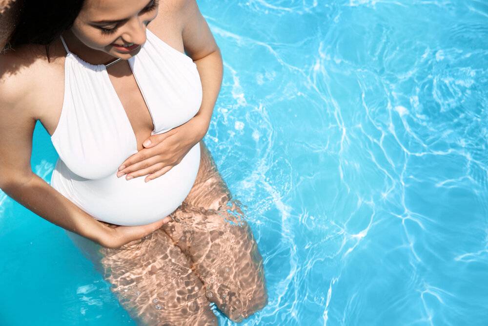Плавание в бассейне при беременности на ранних сроках, во 2, 3 триместрах: плюсы и минусы, меры предосторожности, воздействие на ребенка