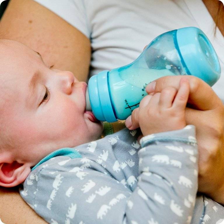 Как кормить ребенка смесью из бутылочки и в какой позе