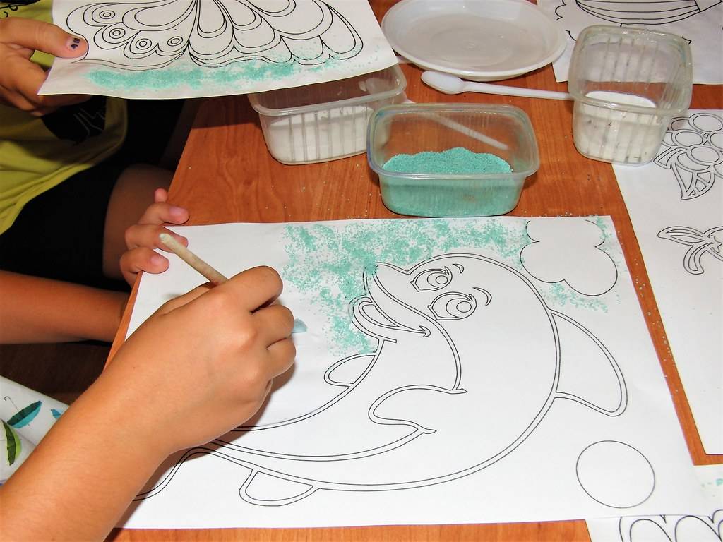 Польза рисования цветным песком для детей, правила и способы составления рисунка