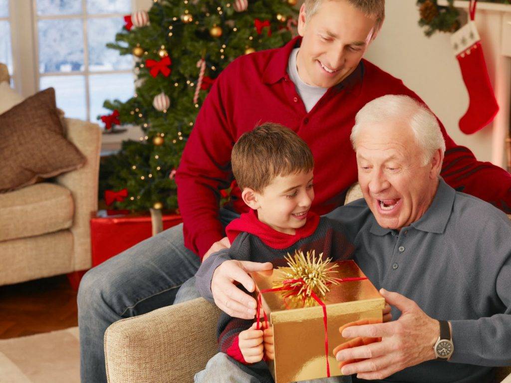 Что подарить на Новый год бабушкам и дедушкам: 6 интересных идей