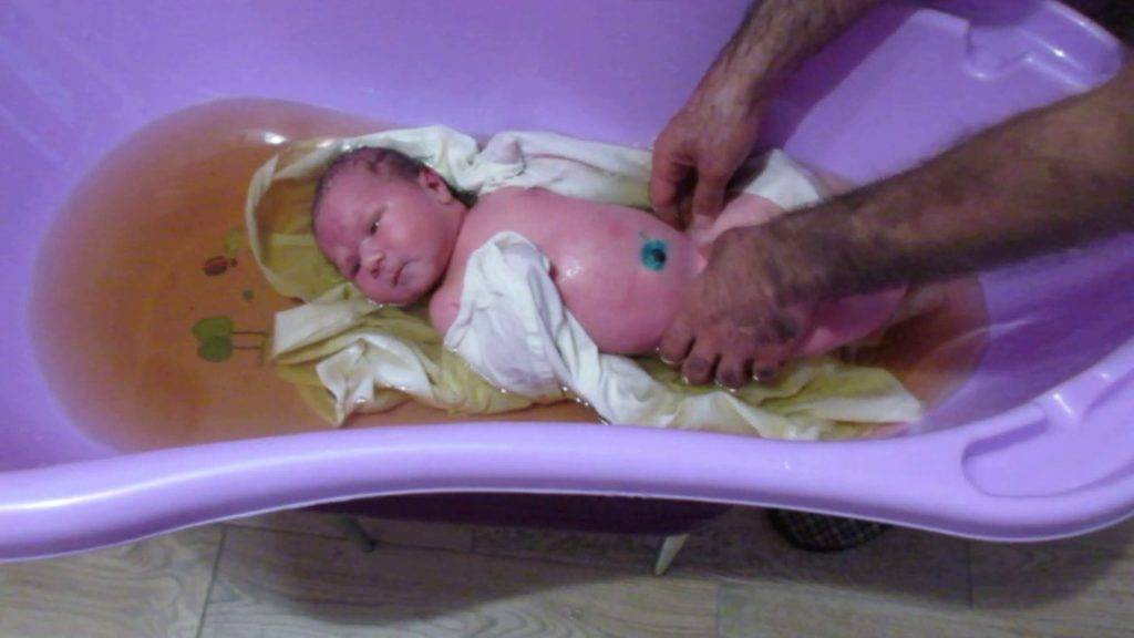 Как развести марганцовку для купания новорождённого: сколько нужно добавлять в раствор