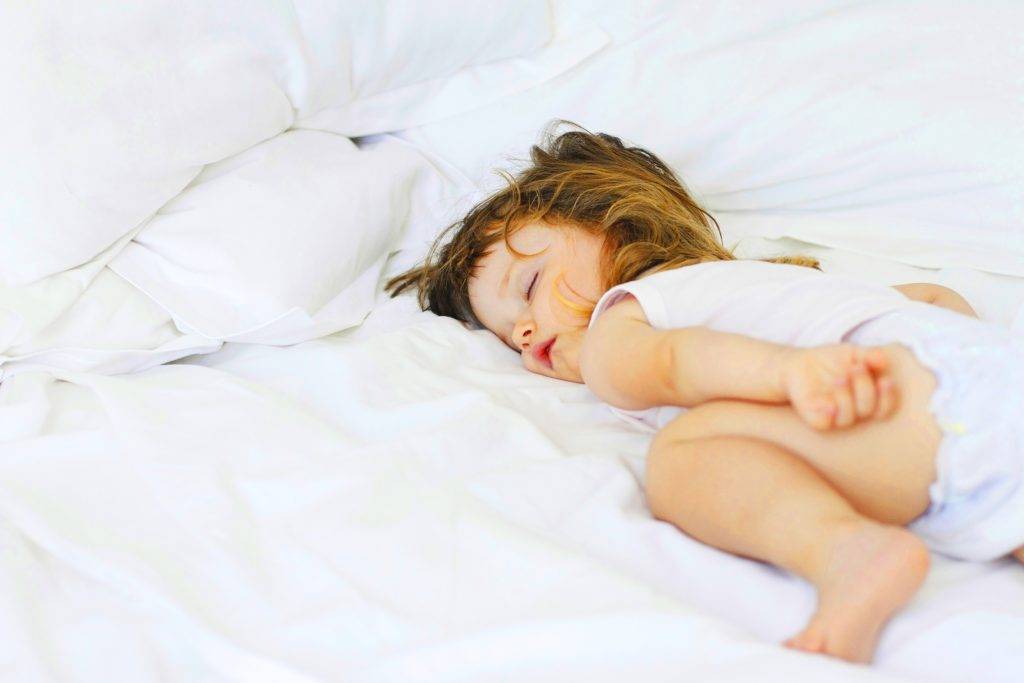 Новорожденный спит на руках, а в кроватке просыпается❗️