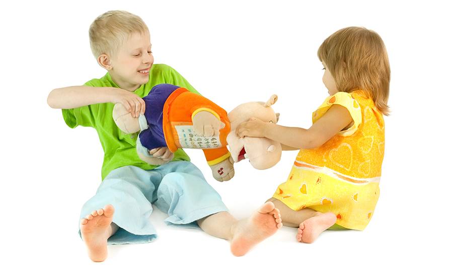 О наболевшем: почему, если чужой ребенок не делится игрушками, то он жадина, а если свой - то он расстроится, если возьмут его игрушку?
