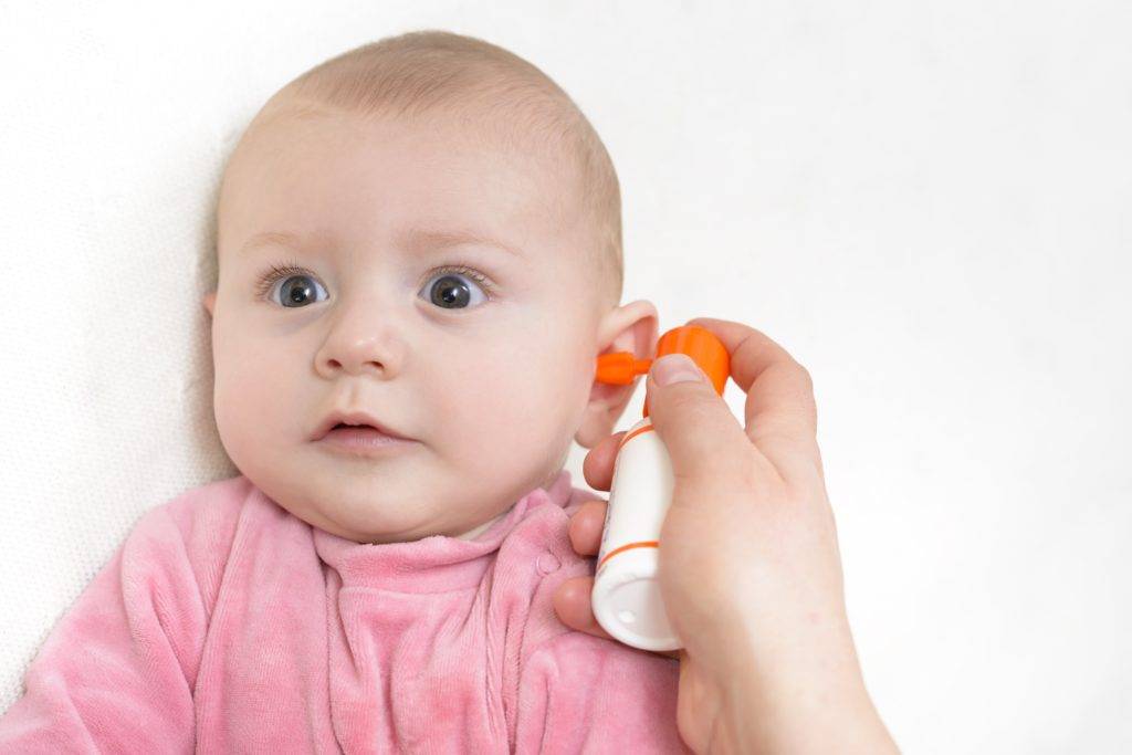 Ребенок теребит ухо - что стоит за этим симптомом?