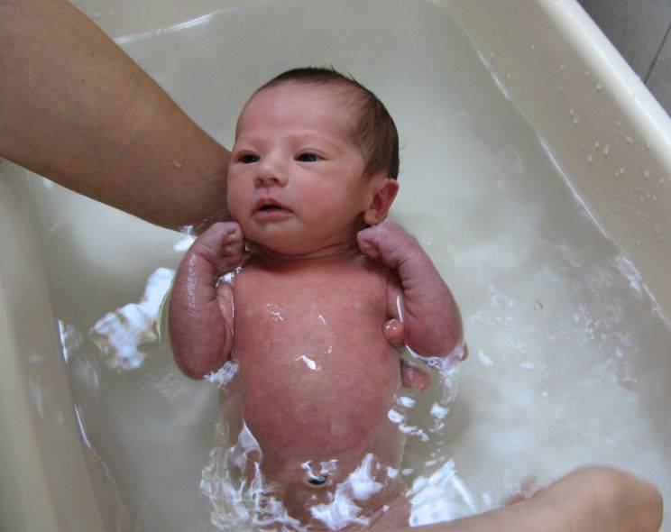 Марганцовка для купания новорождённых: польза, вред, как разводить
