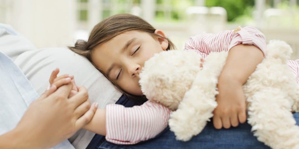 Ребенок не спит в своей кровати: что делать, простые советы