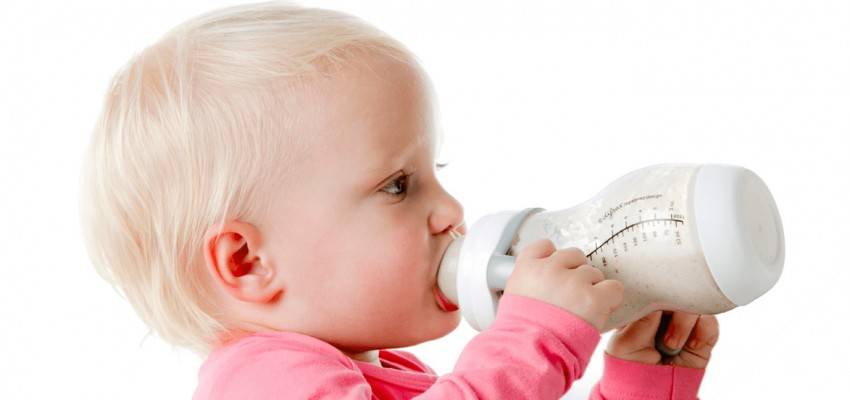 Как научить ребенка пить из бутылочки: возможные трудности и советы по их преодолению