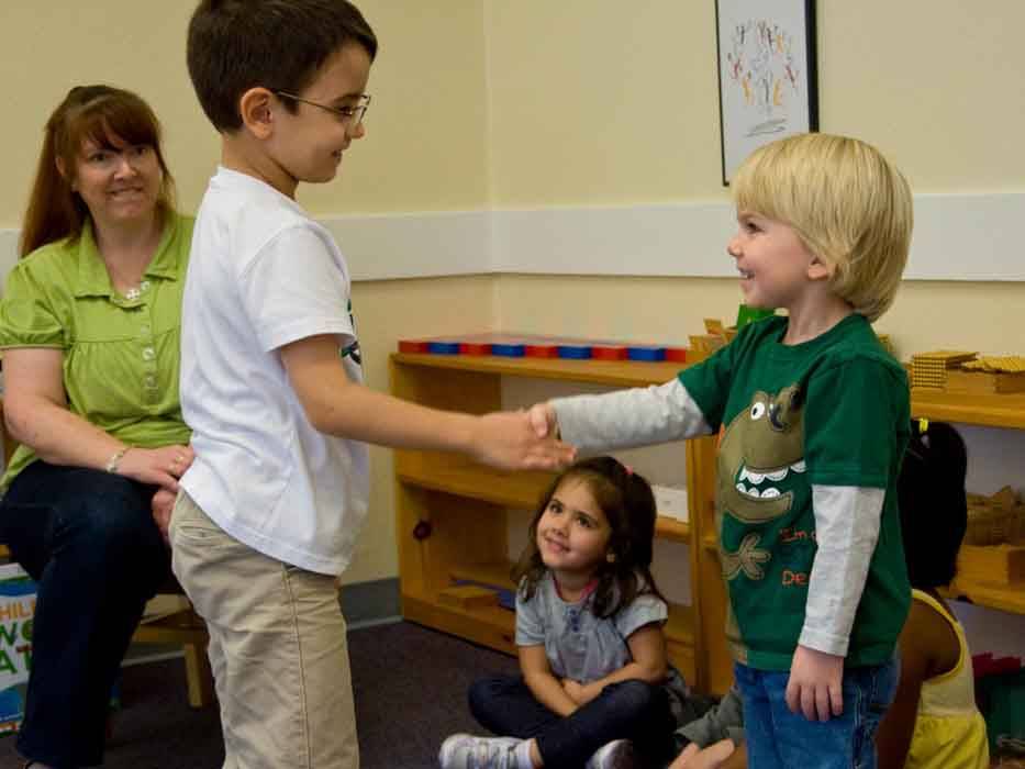 Как научить ребенка дружить с другими детьми