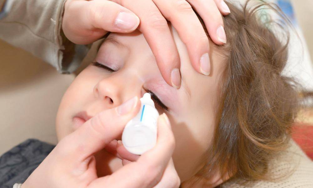 Алгоритм закапывания капель в глаза, нос, ухо маленькому ребенку. — медицина. сестринское дело.