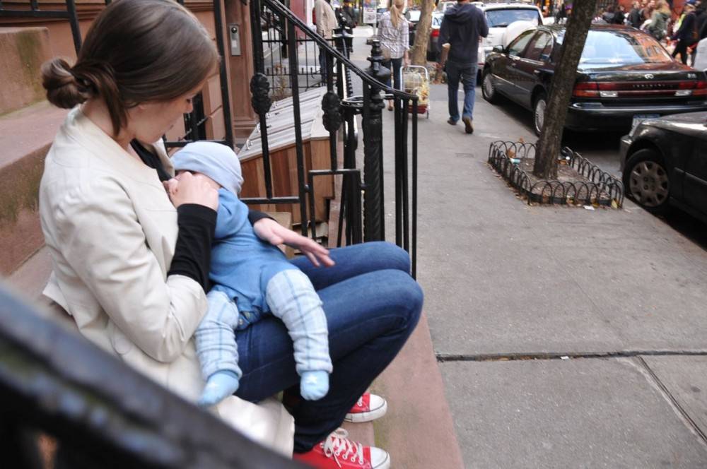 Грудное вскармливание ребенка в общественных местах — нормально ли это | vogue russia