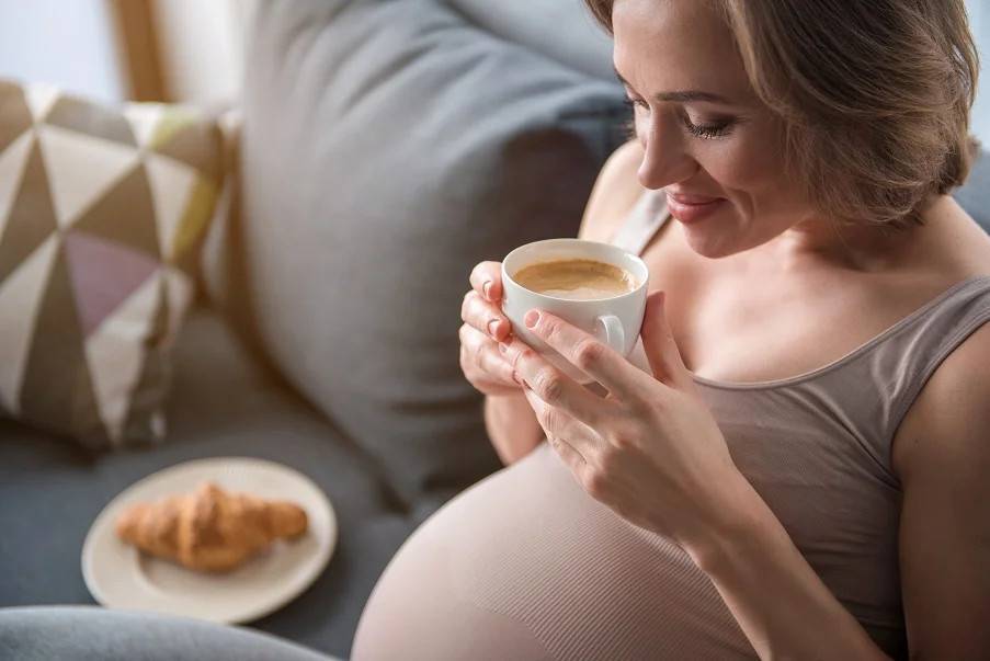 Кофе при грудном вскармливании: можно ли пить в 1, 2, 3, 4, 5, 6 месяц, польза и вред, как влияет на ребенка, отзывы