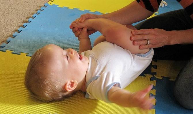 Когда ребенок начинает самостоятельно ползать на животе, по-пластунски, на четвереньках: как помочь ребенку поползти - упражнения и массаж