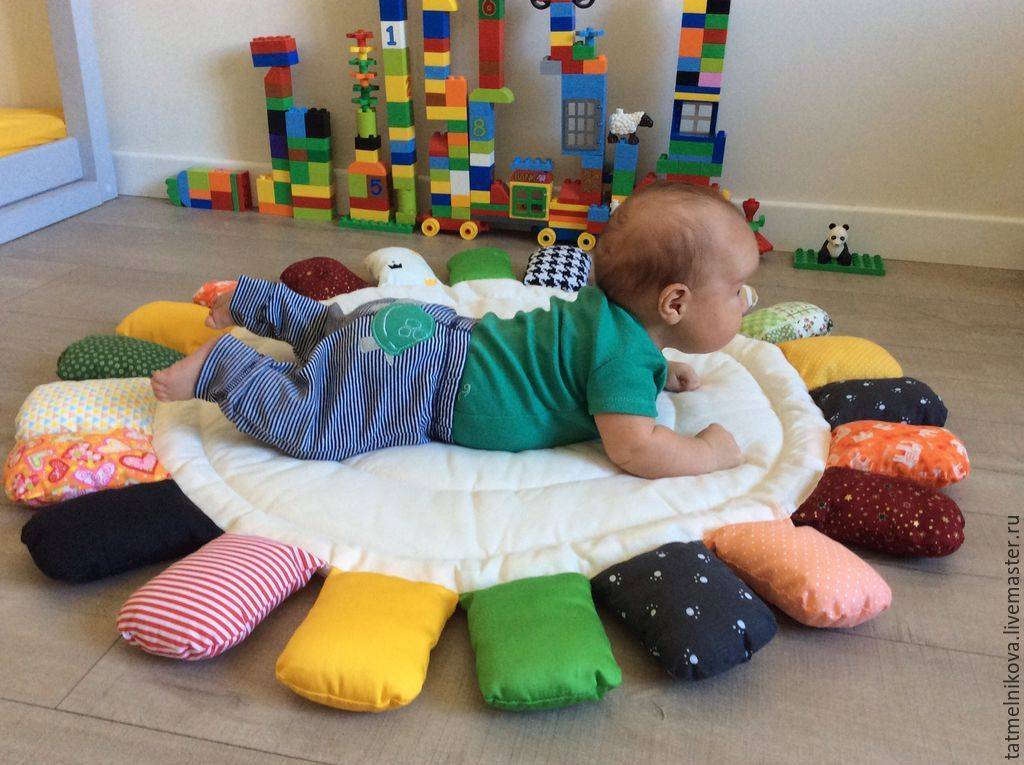 Развивающий коврик: нужен ли ребенку и когда его стоит покупать?