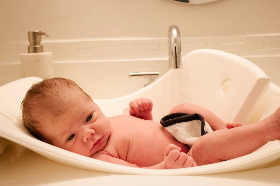 Как правильно подмывать новорожденную девочку под краном и как часто - видео подмывания и мнение комаровского